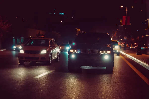 Gece Trafik Sıkışıklığı Otomobillerde Araba Arkasında Arıyorum Araba Kırmızı Sarı — Stok fotoğraf