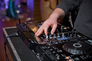 Mens eller sıkıştırma belgili tanımlık düğme üzerinde Dj uzak, müzik yapar. Bir partide - konuklar renk biraz iyi şarkılar oynarken müzik karıştırıcı boyuyla DJs görüntü tonda 