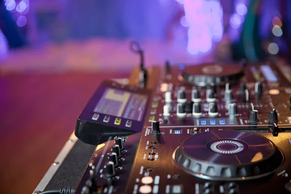 Discjockey mix musik på midi digital skivspelare controller på HipHop fest på scenen i nattklubben. Händerna på Dj spela Visa blanda spår på mixer på konsert i nattklubb — Stockfoto