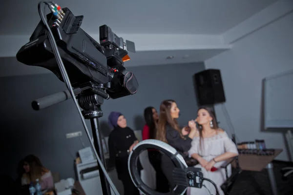 Camera opname publiciteit gebeurtenis. Persconferentie. Een gebeurtenis met een video camera filmen. Professionele digitale Mirrorless camera met microfoon op het statief opname video - beeld — Stockfoto