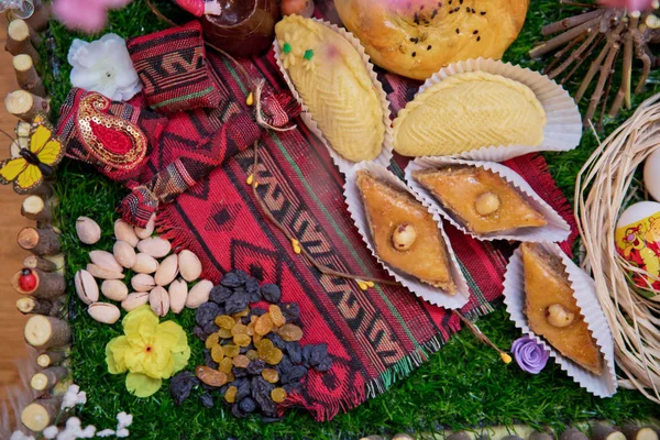 Pasas negras, pasas blancas. Shekerbura. Crecido. Shorgogal, una pastelería salada tradicional de Azerbaiyán, sobre un fondo blanco. Azerí baklava dulzura en casa para las vacaciones Novruz. 1. —  Fotos de Stock