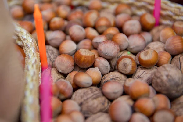 Noten en walnoten. Close-up van walnoten en hazelnoten als achtergrond. Mix van hazelnoten en walnoten met harde shell. gedroogde hazelnoten en walnoten, close-up — Stockfoto