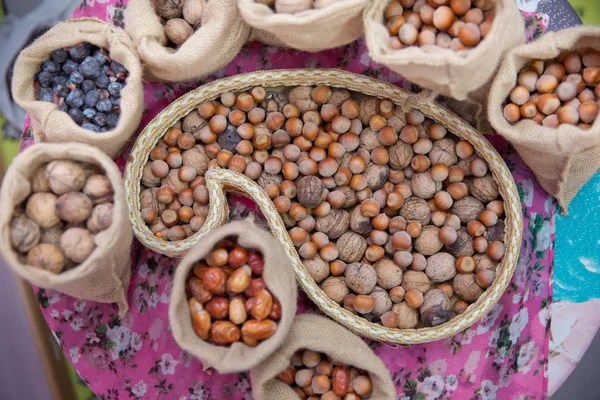 Mix van hazelnoten en walnoten met harde shell. gedroogde hazelnoten en walnoten, close-up. Hazelnoten, walnoten, noten en kleine zakken in een kom. Hazelnoten, walnoten, Buta is in khonca . — Stockfoto