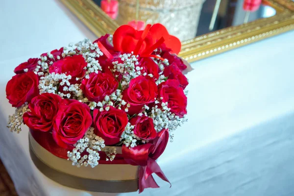 Hartvormige boeket van mooie roze bloemen in de doos van de gift. Handgemaakte roze en rood boeket Rose In Love hart vorm Valentine in close-up. een doos in de vorm van een hart met donkerrood rozen — Stockfoto