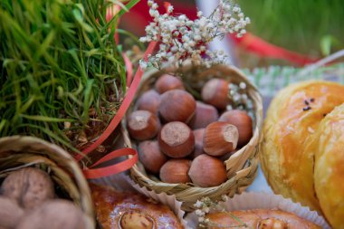 Hazel küçük bir sepet içinde. Arka plan olarak yakın çekim fındık. Ceviz sert kabuk ile karışımı. Kuru ceviz, portre .