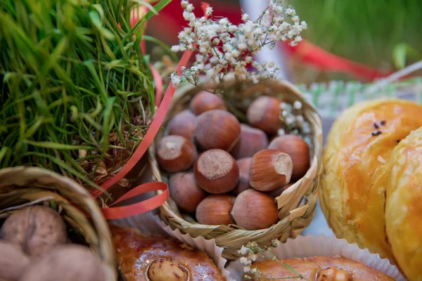 Hazel küçük bir sepet içinde. Arka plan olarak yakın çekim fındık. Ceviz sert kabuk ile karışımı. Kuru ceviz, portre .