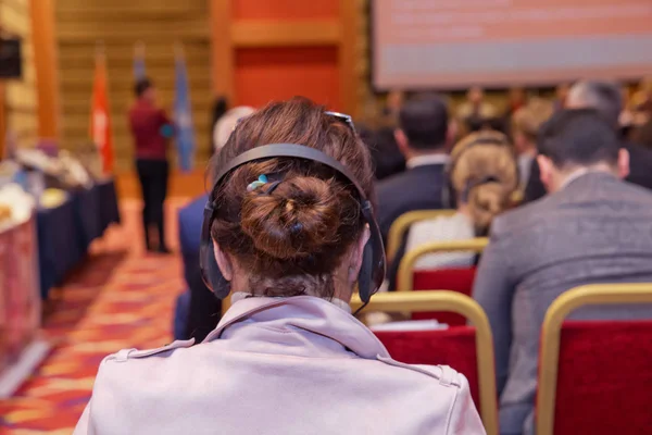 Grup iş adamları basın toplantısı veya sunuyu katılıyor.