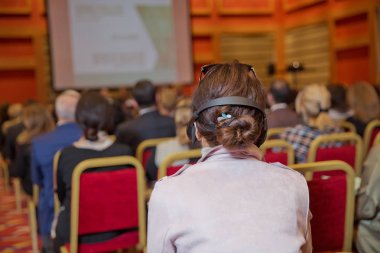 Kulaklık Konferansı'nda olan adam. Seyirci giyen baş telefon online çeviri için. Tanınmayan insanlar olay sırasında çeviri için kulak kulaklık kullanarak