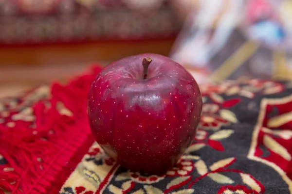 Großer Roter Apfel Auf Dem Teppich Volle Schärfentiefe Herbsterntekonzept Frischer — Stockfoto