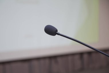 bir konferans önce mikrofonlar önünde boş sandalyeler. Mikrofon konferans salonunda kapatın. Konferans seminer odası olay arka plan mikrofon