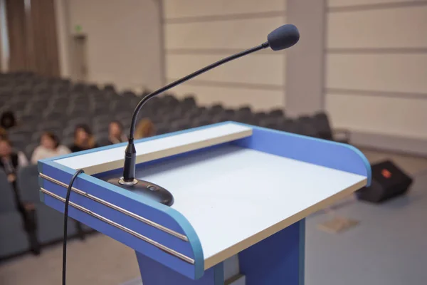 bir konferans önce mikrofonlar önünde boş sandalyeler. Mikrofon konferans salonunda kapatın. Konferans seminer odası olay arka plan mikrofon