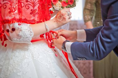 Gelinin karnındaki kurdeleyi kapat. Gelinin karnındaki kurdeleyi çıkar. Düğün için. Nedimeler dantel gelin