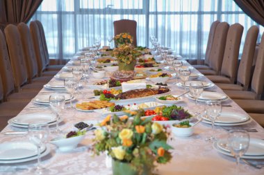 Tablo boş beyaz tabak, bardak ve lüks masa örtüsü olarak dekore edilmiş
