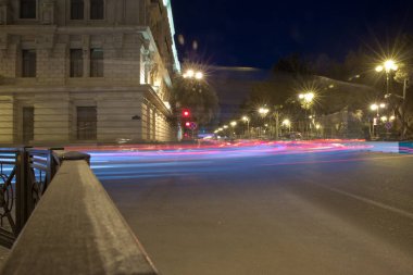 Bakü'nün panoramik görünümü. Bakıda gece yollar. Ağır araba trafiği ile çok düzeyli yol kavşak. Parlak Bakı geceleri .