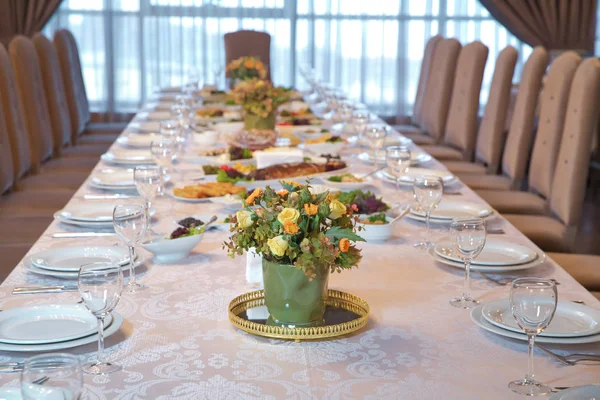 Tisch Mit Leeren Tellern Und Gläsern Restaurant Tisch Decken Essen — Stockfoto