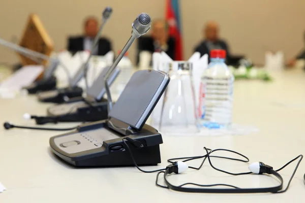 Enfoque Suave Micrófonos Inalámbricos Conferencia Portátil Una Sala Reuniones Antes — Foto de Stock