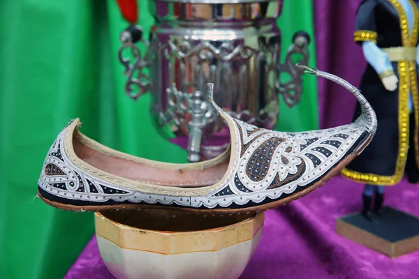 Drei alte tibetische Klangschalen isoliert. aladdin Schuhe Stiefel. arabisch bestickte Lederschuhe. traditionelle arabische Schuhe. Arabische orientalische Schuhe im Aladin-Stil . — Stockfoto