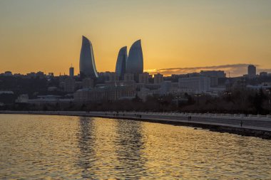 Bakü, Azerbaycan 'ın gün batımı. Gece ateş kuleleri