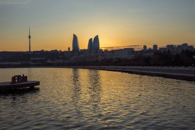 Bakü, Azerbaycan 'ın gün batımı. Gece ateş kuleleri
