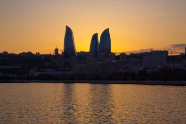 Bakü, Azerbaycan 'ın gün batımı. Gece ateş kuleleri