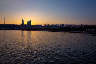 Bakü, Azerbaycan 'ın gün batımı. Gece ateş kuleleri