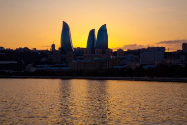 Bakü, Azerbaycan 'ın gün batımı. Gece ateş kuleleri