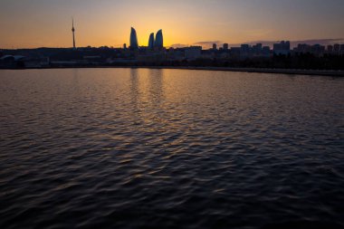 Bakü, Azerbaycan 'ın gün batımı. Gece ateş kuleleri