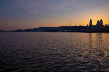 Bakü, Azerbaycan 'ın gün batımı. Gece ateş kuleleri