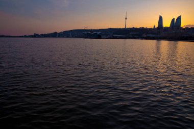 Bakü, Azerbaycan 'ın gün batımı. Gece ateş kuleleri