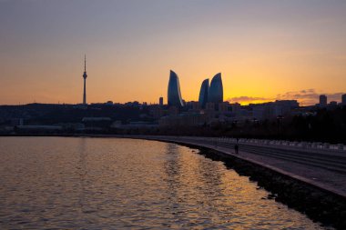 Bakü, Azerbaycan 'ın gün batımı. Gece ateş kuleleri