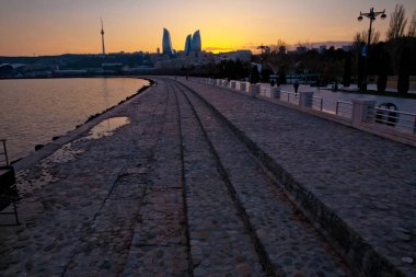 Bakü, Azerbaycan 'ın gün batımı. Gece ateş kuleleri