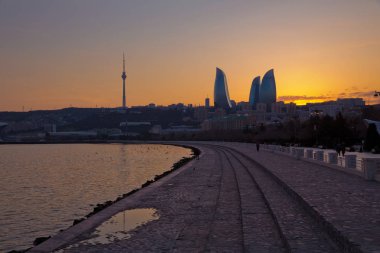 Bakü, Azerbaycan 'ın gün batımı. Gece ateş kuleleri
