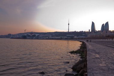 Bakü, Azerbaycan 'ın gün batımı. Gece ateş kuleleri
