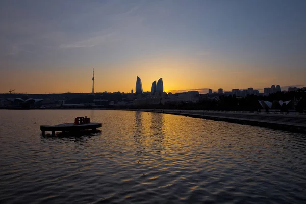 Coucher de soleil de Bakou, Azerbaïdjan. Tours d'incendie dans la nuit — Photo