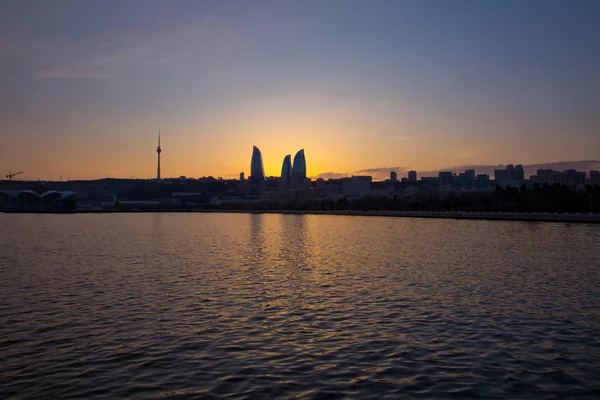 Coucher de soleil de Bakou, Azerbaïdjan. Tours d'incendie dans la nuit — Photo