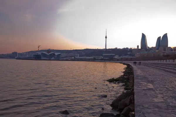 Bakü, Azerbaycan 'ın gün batımı. Gece ateş kuleleri