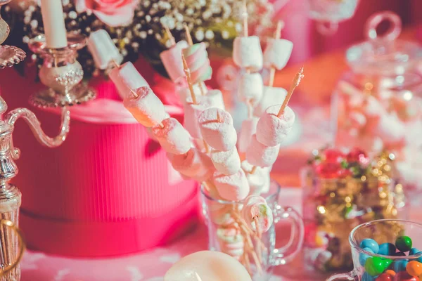 Candy Bar. Tavolo da dessert per una festa. Spiedini di marshmallow — Foto Stock