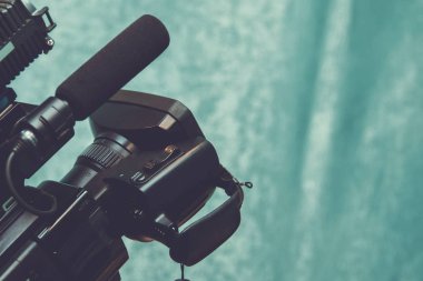 Çalışma insanlar çalışma arka plan canlı video akışı alarak onun ekipman Video kamera ile video kamera operatörü