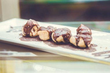 Çikolata cupcakes masada plaka üzerinde. Çikolata küçük yuvarlak ile 4 kek