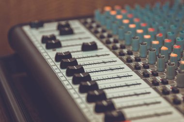 Ses karıştırıcı yararlı çeşitli müzik ve ses Temalar görüntü müzikal amfi ses amplifikatör veya topuzlar, Jack delikleri ve mikrofon konnektörleri ile müzik karıştırıcı için