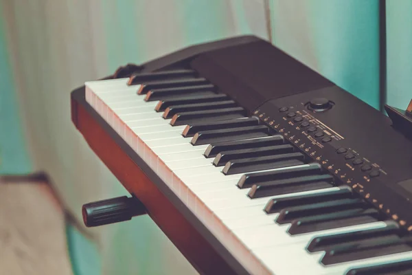 Anahtarları elektronik synthesizer kapatın. Müzik aletleri