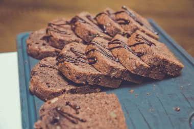 Çikolatalı pasta dilimlenmiş. Ev yapımı kek kulesi dilimlenmiş. Tatlı ve çikolata tatlı ve nemli.