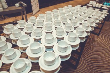 parlak boş bardak ve fincan tabağı tablo