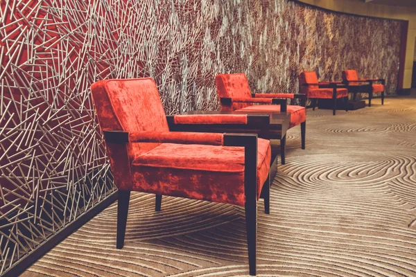 Luxe vintage rode stoel geïsoleerd op rode achtergrond — Stockfoto