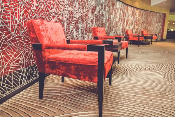 Rood leer comfortabele bank en fauteuil in de lobby van hotel — Stockfoto