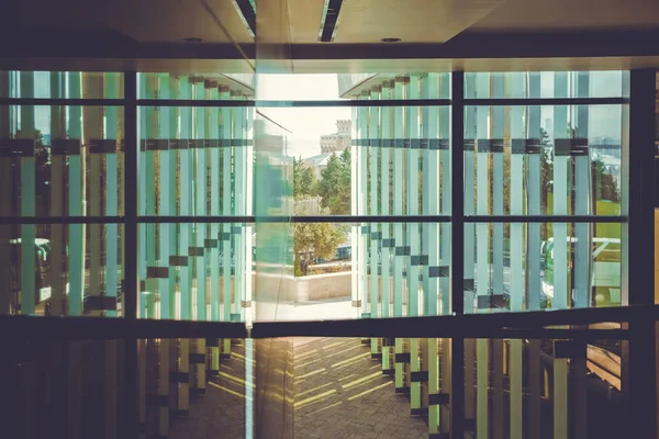 철강의 미래 마천루 상업 현대 도시 건물 유리 높은 상승의 밝은 파란색 배경 파노라마 관점 광각 보기. 성공적인 산업 구조의 비즈니스 개념 — 스톡 사진