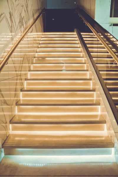 호텔에서 밝은 계단. 현대 호텔 내부에서 계단 경우 — 스톡 사진