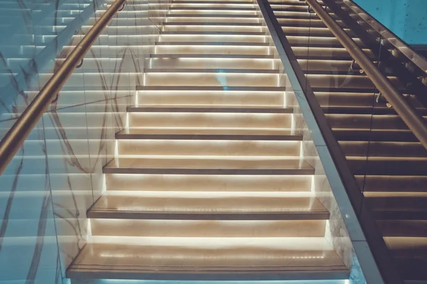 Treppe im Hotel. Treppenhaus im modernen Hotelinterieur — Stockfoto