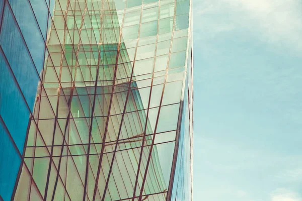 蓝云天空下现代玻璃建筑摩天大楼纹理背景的透视与透视 — 图库照片