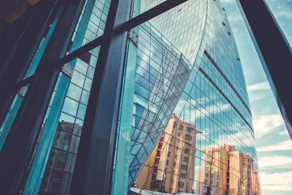 建筑玻璃全景和透视广角视角对钢浅蓝色背景玻璃高层建筑摩天大楼商业现代城市的未来。成功行业的经营理念 — 图库照片